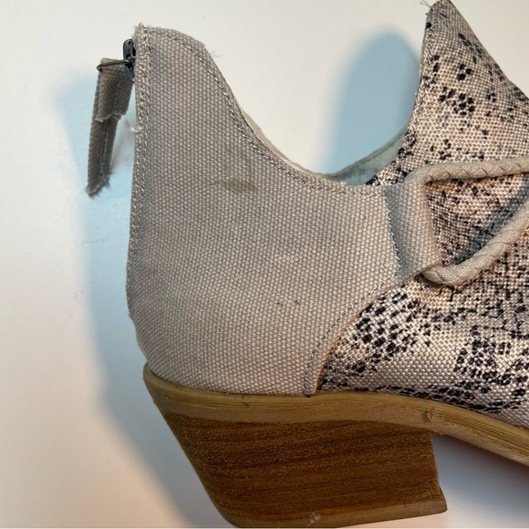Very G Gray Snakeskin Pattern Canvas Bootie Boots Shoes 9.5 - Picture 7 of 10